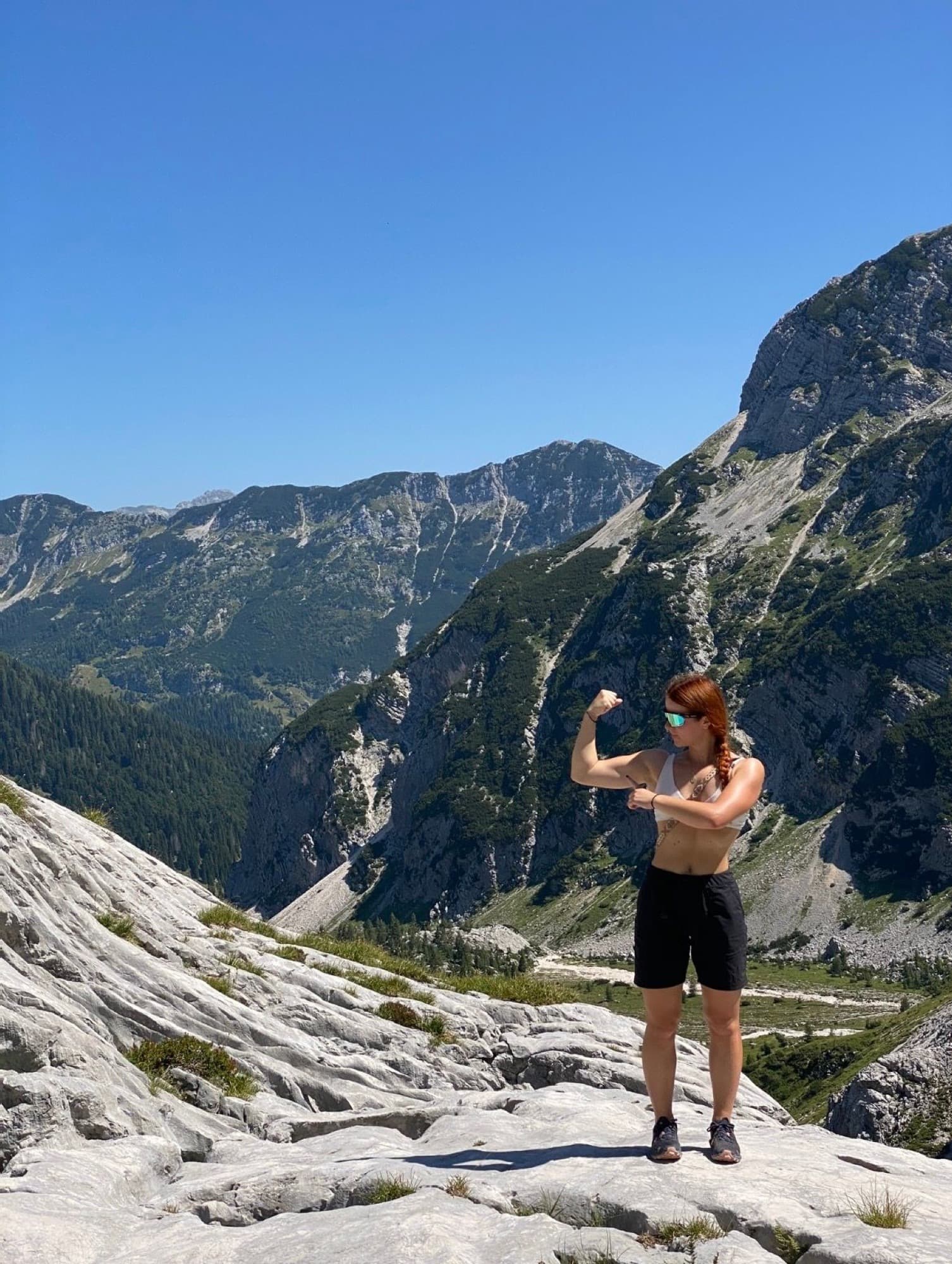 Anežka Rožnovská v horách ukazuje biceps